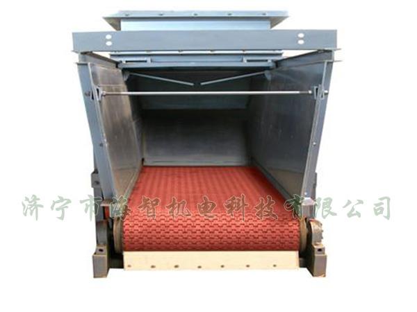 防腐蝕帶式（甲帶）給料機采用了防打滑膠帶，防止在物料輸送過程中造成撒料后果